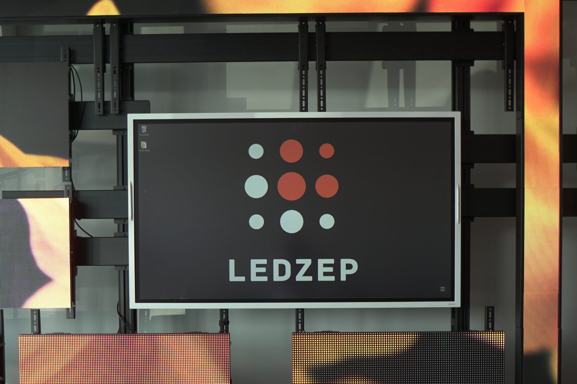 Ledzep ekraanide showroom, LCD ekraan