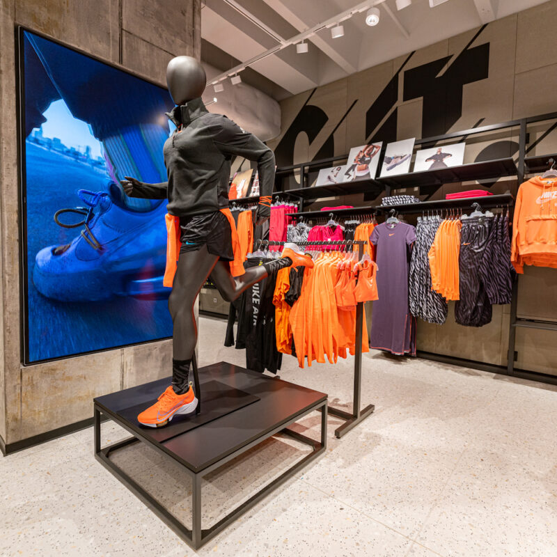 LCD ekraan, digitaalne reklaamipind, ekraanilahendus kauplusele, poele, Nike, Leedu, Ledzep Group, Sportland