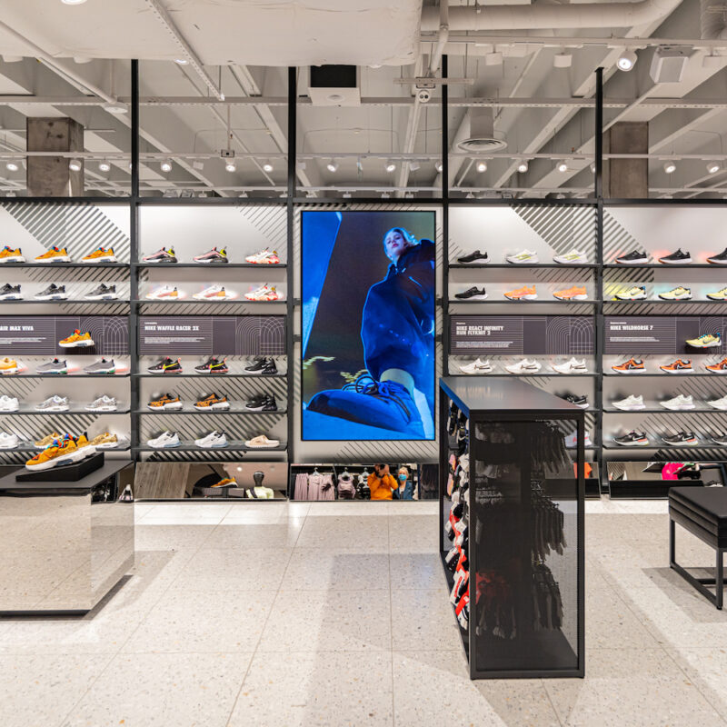 LCD ekraan, digitaalne reklaamipind, ekraanilahendus kauplusele, poele, Nike, Leedu, Ledzep Group, Sportland