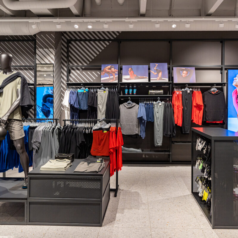 LCD ekraan, digitaalne reklaamipind, ekraanilahendus kauplusele, poele, Nike, Leedu, Ledzep Group, Sportland
