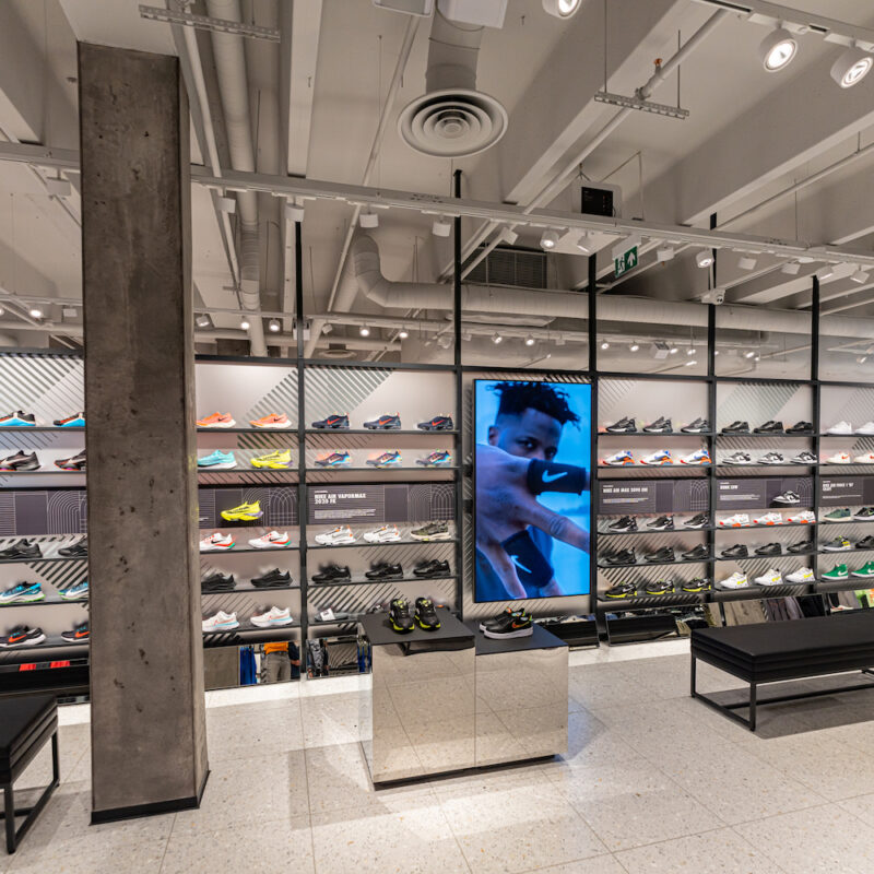 LCD ekraan, digitaalne reklaamipind, ekraanilahendus kauplusele, poele, Nike, Leedu, Ledzep Group, Sportland